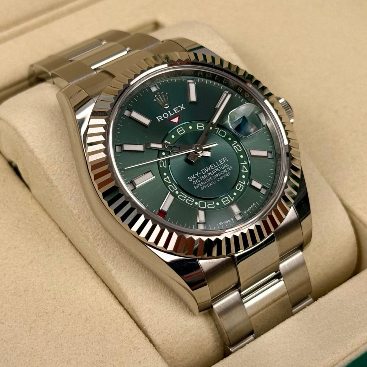 Rolex Sky-Dweller Ref. 336934 Grün – Neu, Fullset 08/2026 | Finer Things
