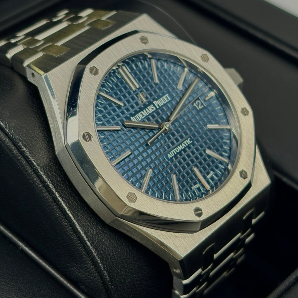 Audemars Piguet Royal Oak Ref. 15400ST Blau – Sehr gut, Fullset 2017 | Finer Things