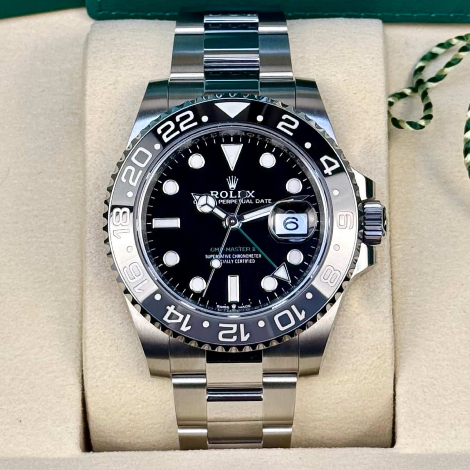 Rolex GMT-Master II Ref. 126710GRNR Bruce Wayne – Neu Fullset LC100 02/2026 | Finer Things Köln
