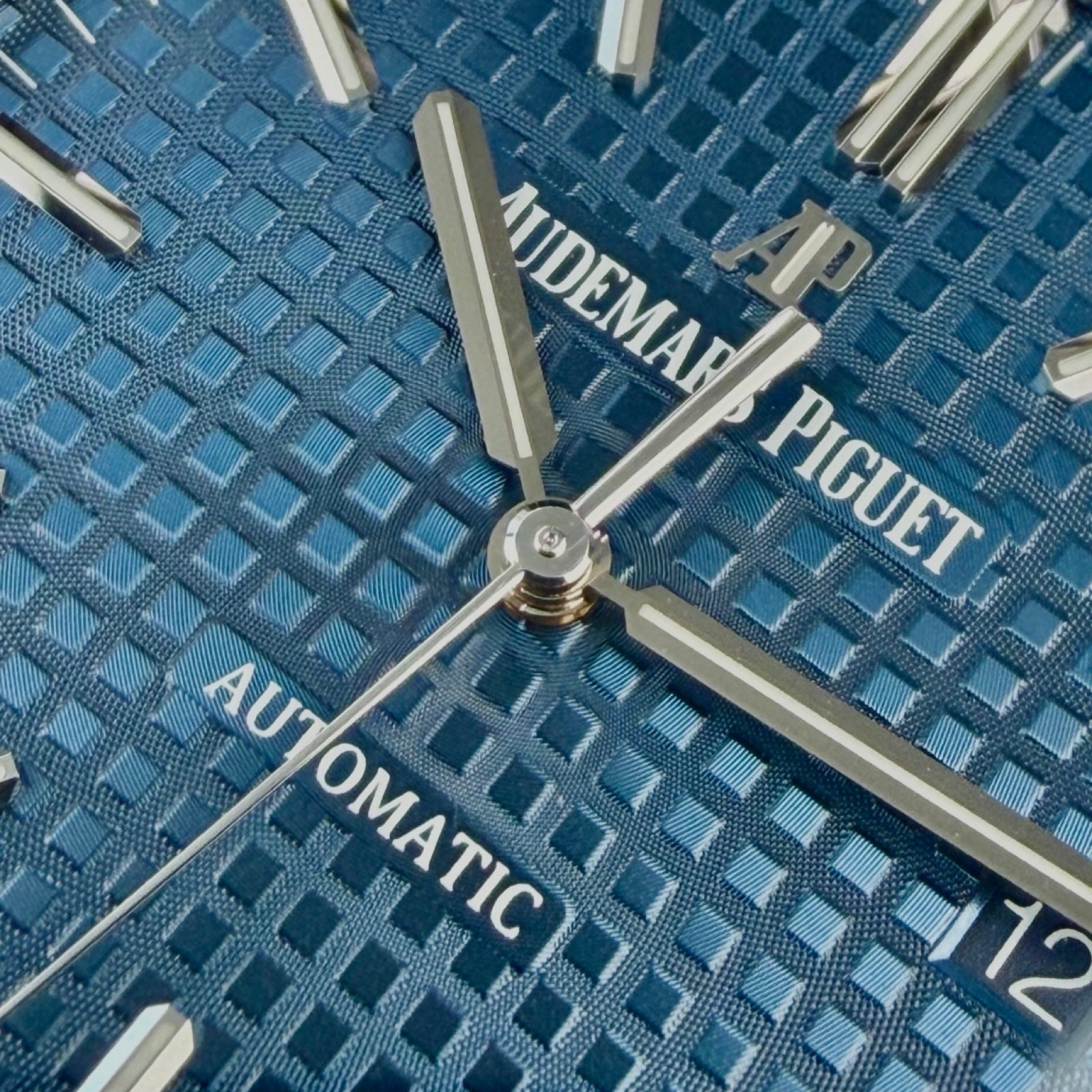 Audemars Piguet Royal Oak Ref. 15400ST Blau – Sehr gut, Fullset 2017 | Finer Things
