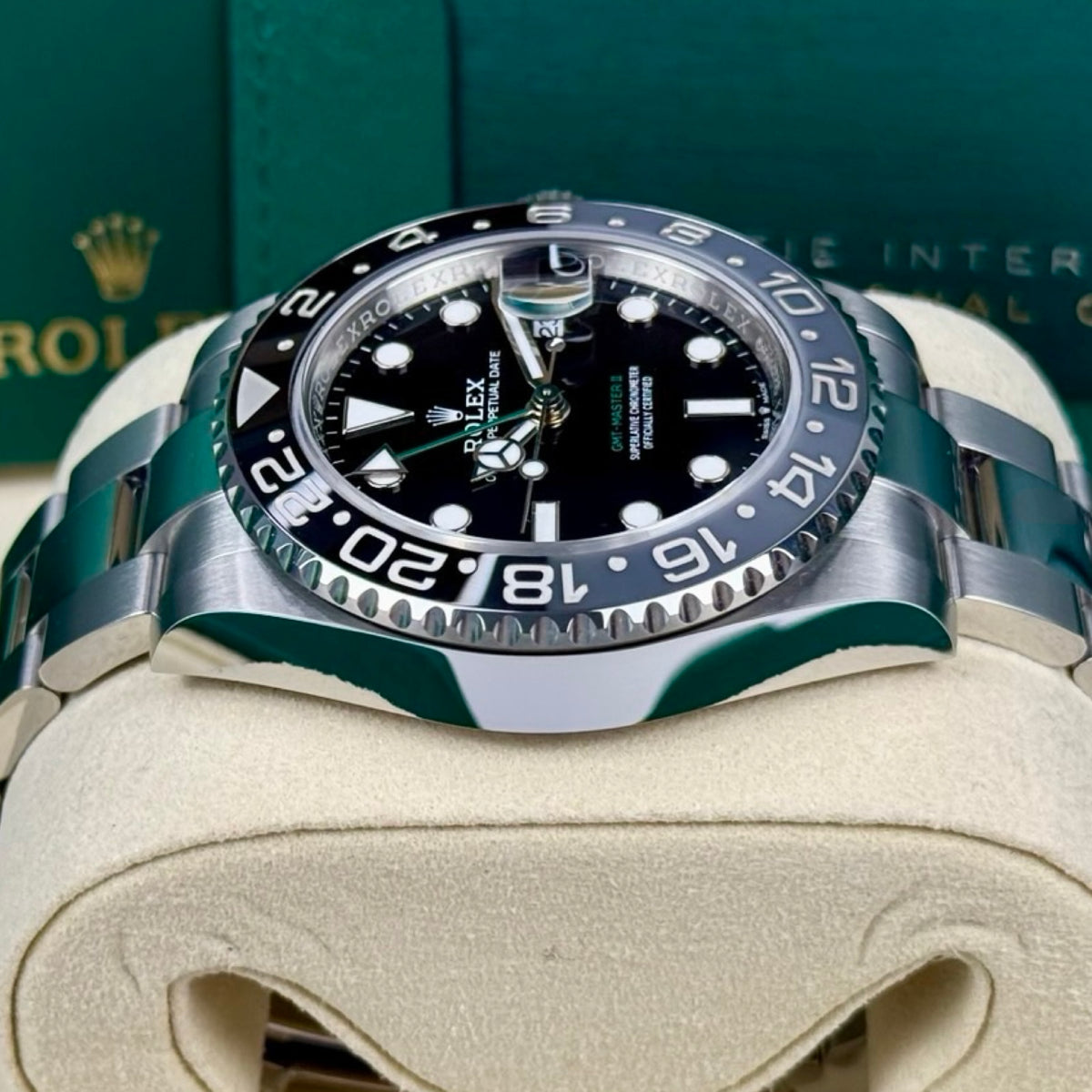 Rolex GMT-Master II Ref. 126710GRNR Bruce Wayne – Neu Fullset LC100 08/2026 | Finer Things Köln