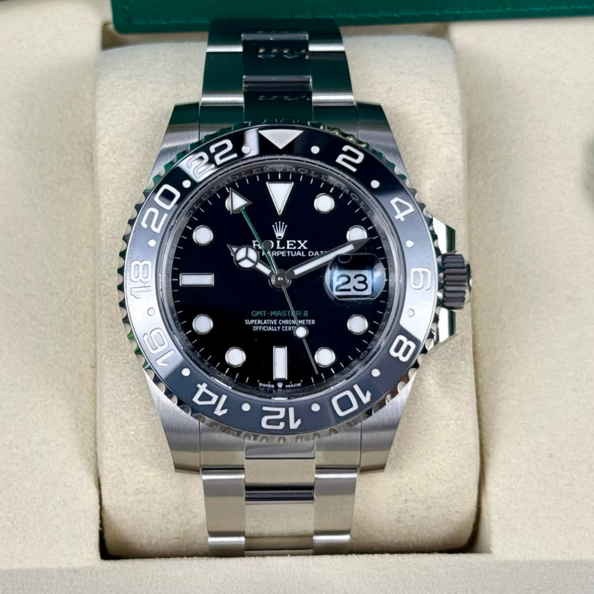 Rolex GMT-Master II Ref. 126710GRNR Bruce Wayne – Neu Fullset LC100 08/2026 | Finer Things Köln
